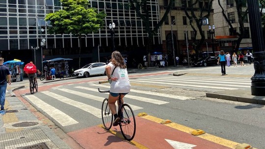 Poluição e segurança expõem desafios para quem pedala em São Paulo
