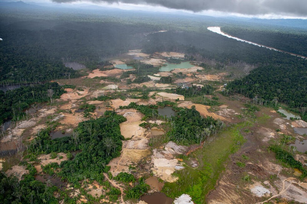 Sobrevoo do Greenpeace mostra a expansão do garimpo na terra Yanomami em 2021 — Foto: Christian Braga/Greenpeace