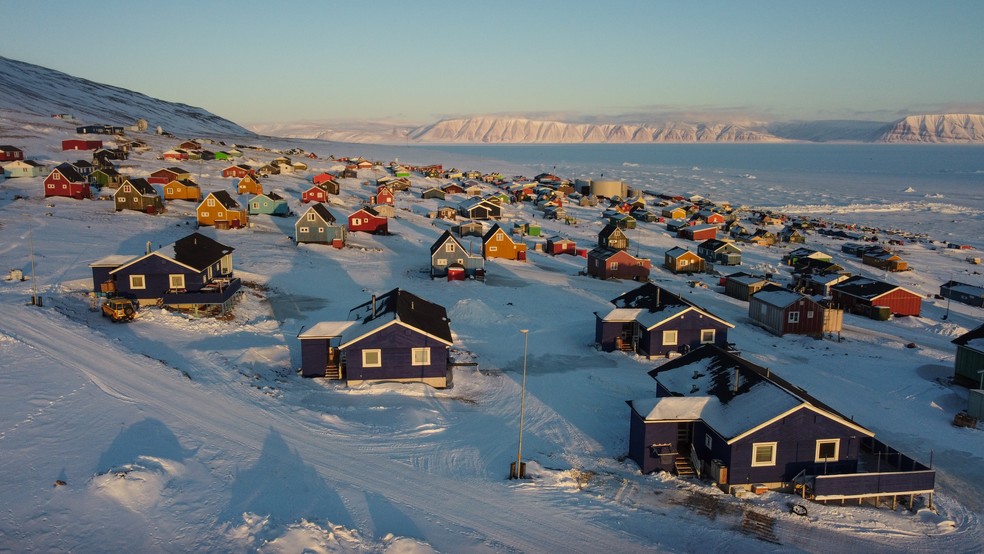 O jornalista visitou Qaanaaq, a aldeia indígena mais ao norte do planeta, situada na Groenlândia. — Foto: Globo/ Henrique Picarelli