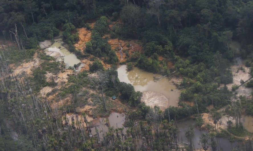 Terra indígena Yanonomami contaminada pelo garimpo.
