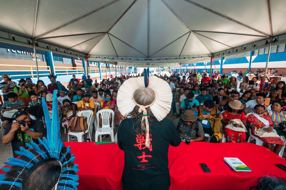 Cacique caiapó Raoni Metuktire se dirige à plateia nos Diálogos Amazônicos — Foto: Marcio Nagano