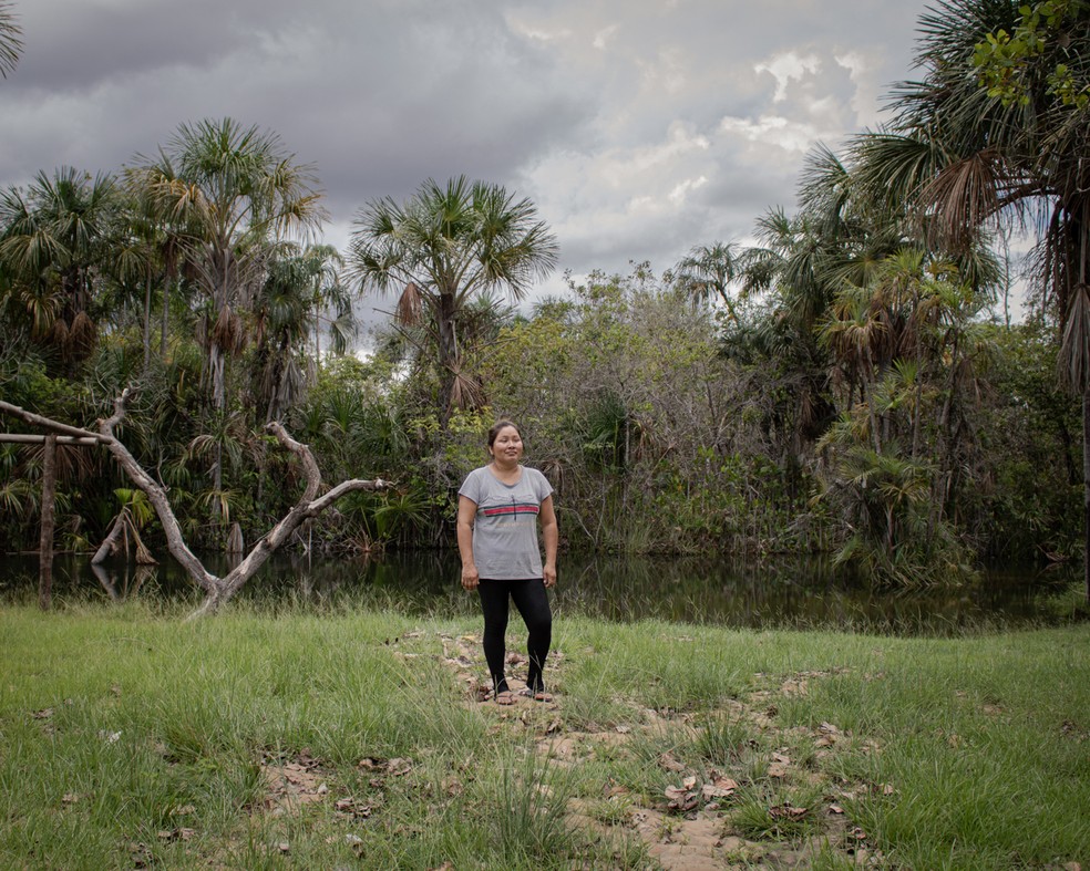 Andreia Machado in front of one of the igarapés where fishing is no longer possible due to contamination.  — Photo: Amanda Magnani