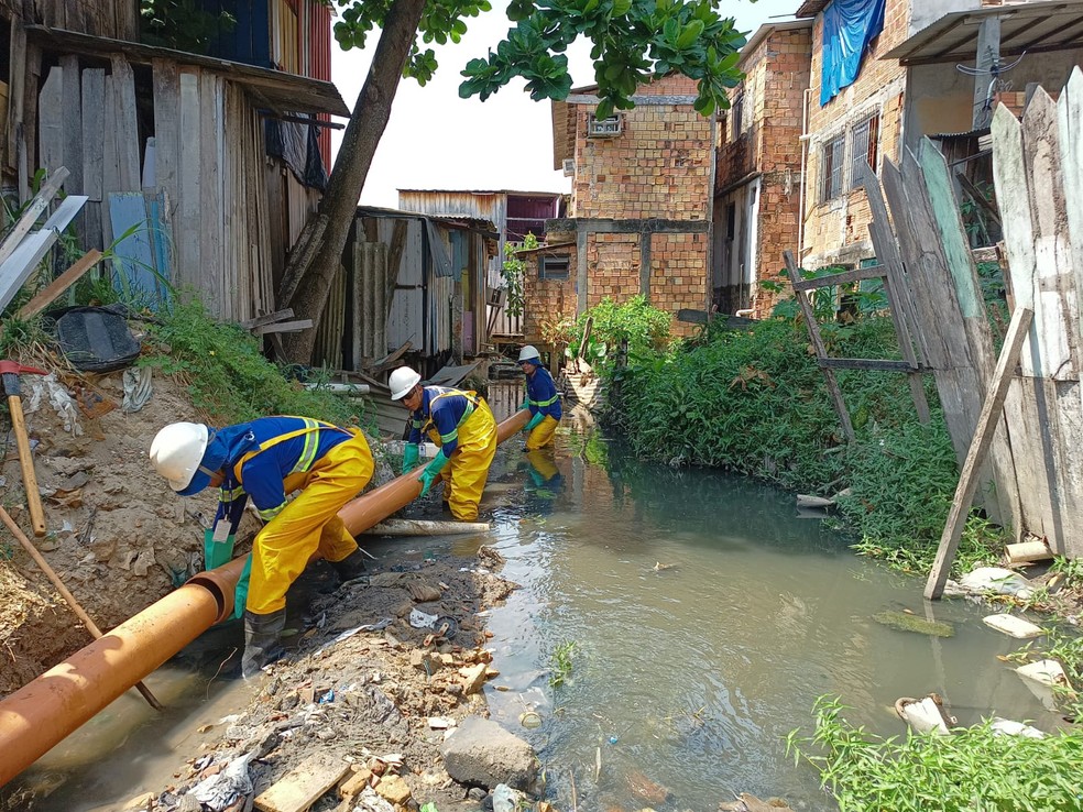 Em Manaus, a Aegea também teve que adaptar o trabalho para levar água e esgoto tratados às palafitas  — Foto: Divulgação/Águas de Manaus