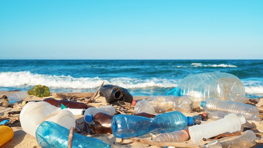 Apenas cinco empresas são responsáveis por 24% da poluição por plásticos no mundo, aponta estudo