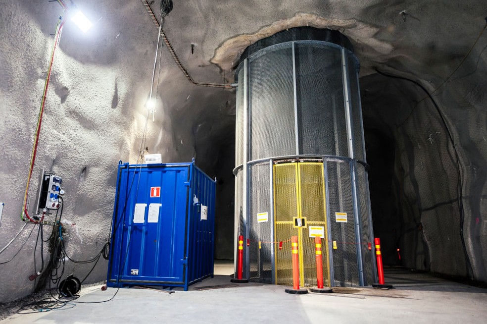 Elevador que leva trabalhadores a quase 500 m de profundidade no depósito de lixo nuclear de Onkalo, na Finlândia. — Foto: Antti Yrjonen/NurPhoto via Getty Images