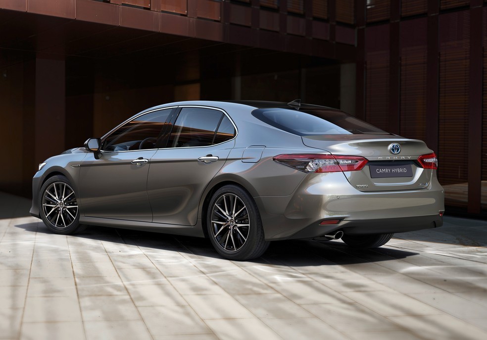 Toyota Camry aposenta motor V6 e volta híbrido ao Brasil por R$ 331 mil ...