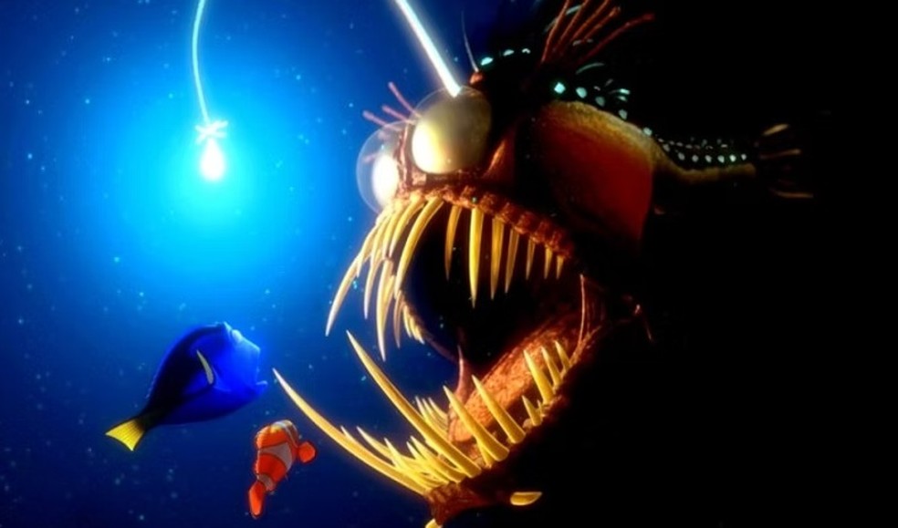 Cena da animação Procurando Nemo, quando os personagens Dory e Marlin se distraem seguindo uma luz no fundo do mar e deparam com um "peixe diabo negro" — Foto: Reprodução