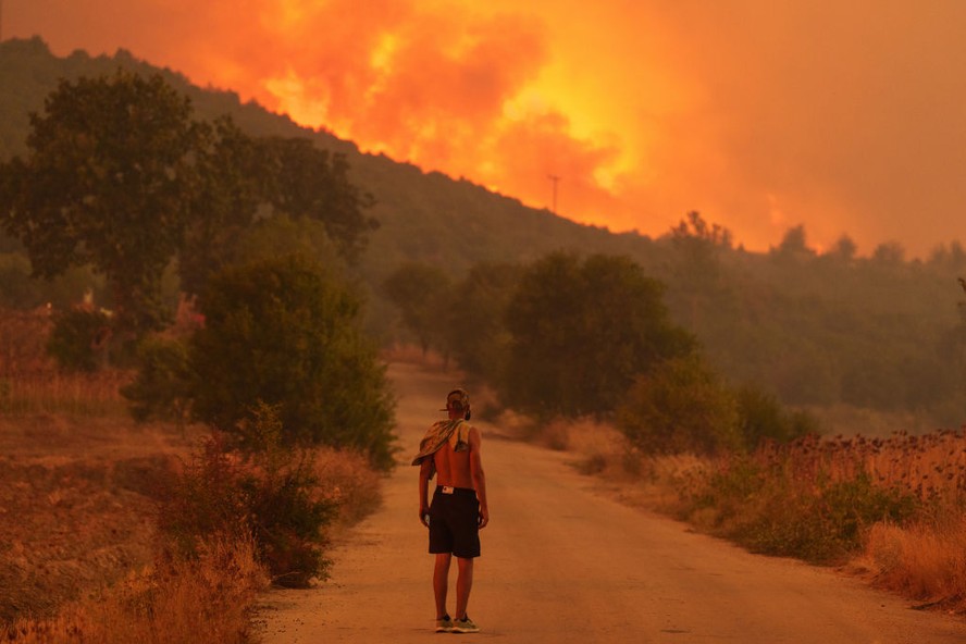 Morador observa o incêndio florestal perto da vila de Avantas, a nordeste de Alexandrópolis, Grécia, em 21 de agosto de 2023