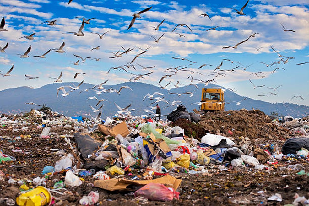 Aterros e lixões a céu aberto: decomposição de matéria orgânica libera metano na atmosfera. — Foto: Zeljkosantrac/GettYImages