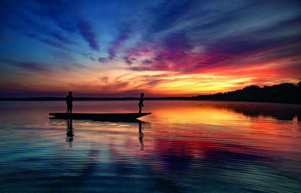 Na obra “Amazônia das Crianças”, do fotógrafo Araquém Alcântara, são as próprias crianças que contam, em primeira pessoa, como é viver a infância na imensidão do bioma amazônico — Foto: Araquém Alcântara