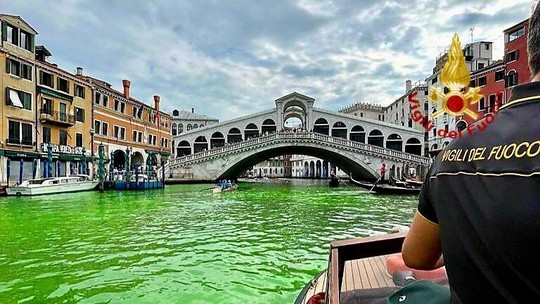 Amanheceu verde: autoridades investigam mancha fluorescente no grande canal de Veneza 
