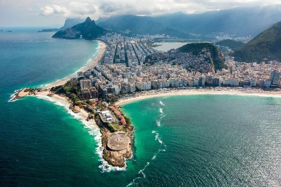 Vista da orla do Rio, de Copacabana ao Leblon: Forte de Copacabana vai receber debates sobre mudanças climáticas  — Foto: Divulgação/ ComSoc - MHEx/FC