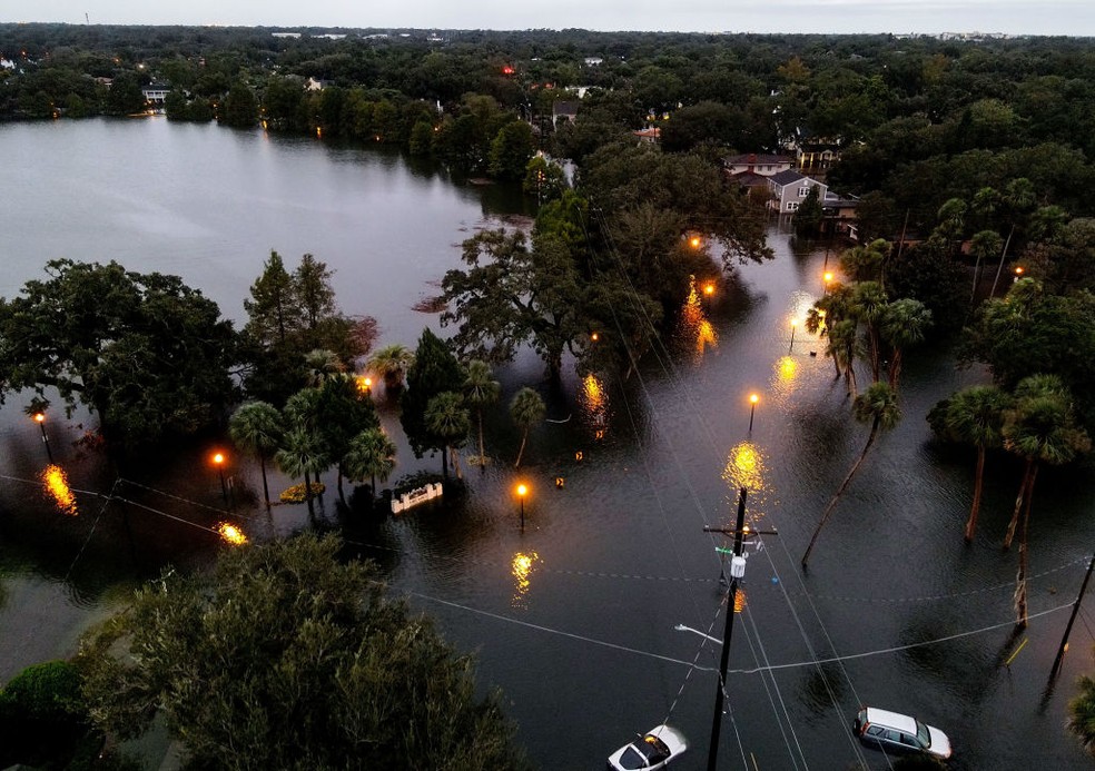 Enchente em Orlando, na Flórida, provocada pela passagem do furacão Ian  — Foto: Getty Images