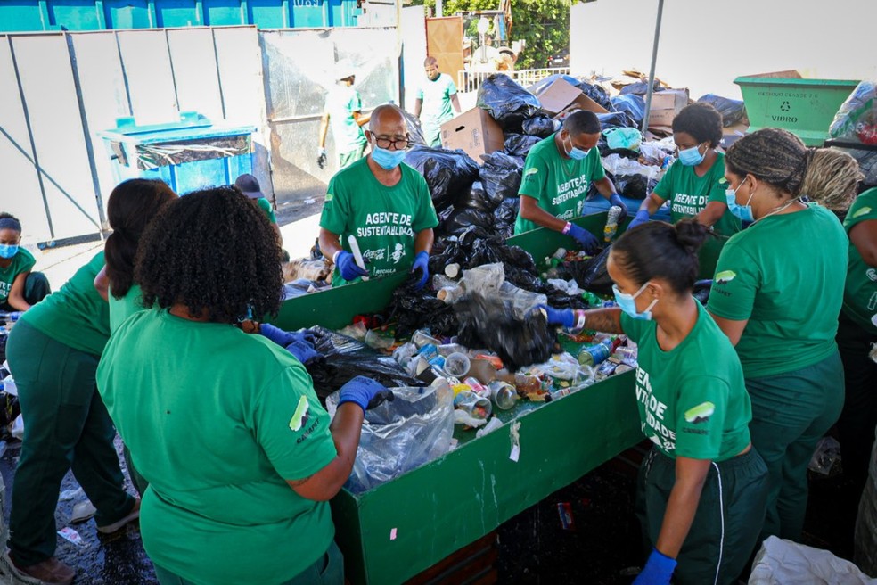 Catadores vivem a expectativa de ganhar mais protagonismo ao tornar o Carnaval mais sustentável — Foto: Mateus Fernandes/Divulgação Laje