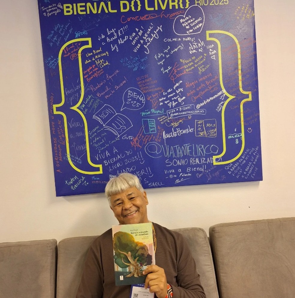 Kaká Werá com o livro Kutxi e o Mundo de Jonathan na Bienal — Foto: Reprodução/redes sociais