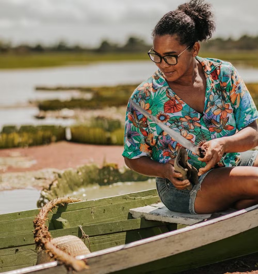 Dulce Oliveira, que cultiva a Vitória-Régia de forma artesanal no Canal do Jari, braço do Rio Amazonas. — Foto: Deveras Amazônia/Divulgação