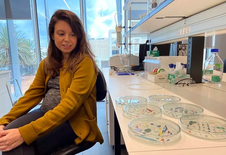 Pesquisadora Ines Zucker com amostras de microplástico na Universidade de Tel Aviv