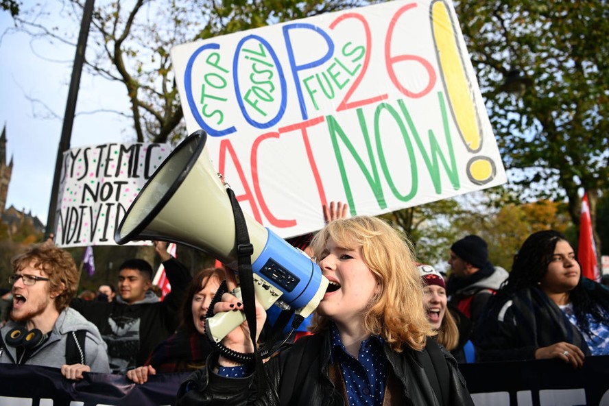Jovens manifestantes participam da marcha Fridays For Future na COP26