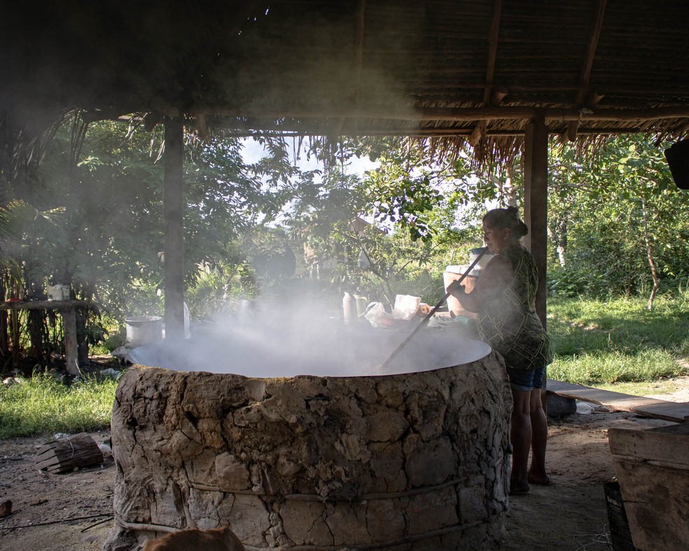 Farinha sendo torrada no forno tradicional — Foto: Amanda Magnani