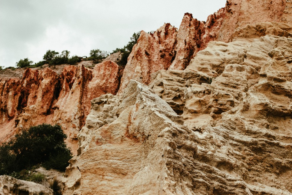 O intemperismo consiste no conjunto de processos físicos, químicos e biológicos que provoca o desgaste das rochas ao longo do tempo. — Foto: Iliya Jokic / Unsplash
