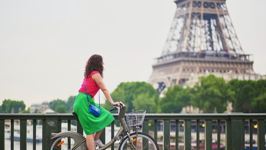 Viagens de bicicletas superam as de carro em Paris, aponta estudo
