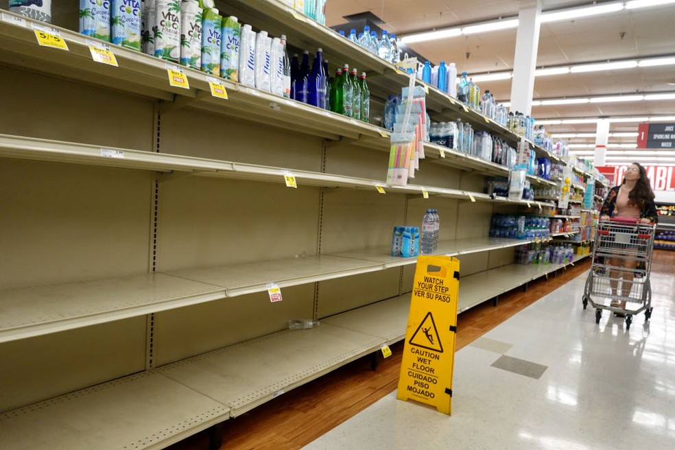 Seção de água de um supermercado quase vazia enquanto as pessoas se abasteciam antes da possível chegada do furacão Idalia na Florida — Foto: Getty Images