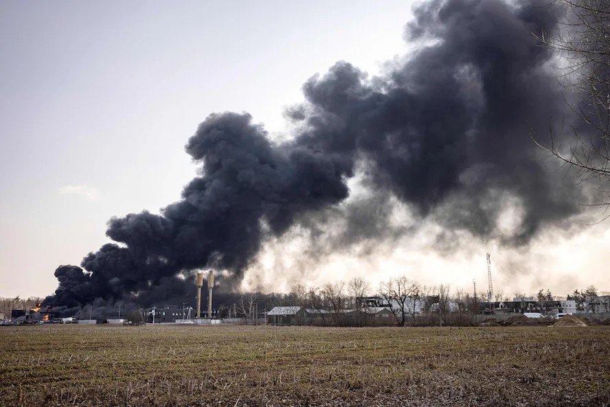 As consequências de um ataque russo a uma instalação de armazenamento de combustível na cidade de Kalynivka, na Ucrânia, em 25 de março de 2022.