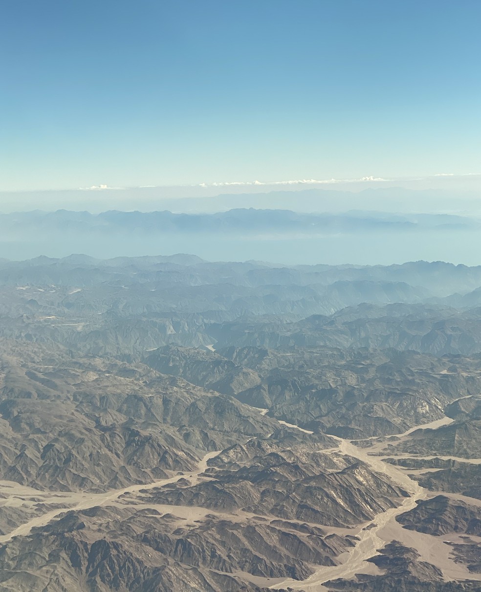 Montanhas desérticas fotografadas de avião próximo ao pouso em Sharm el-Sheikh — Foto: Ana Rosa Alves