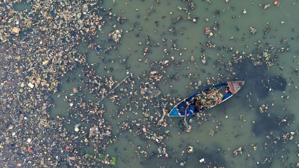 Uso único - Embalagens descartáveis são a maior parte do lixo plástico visível que polui cursos de água e depois deságua no mar — Foto: Getty Images