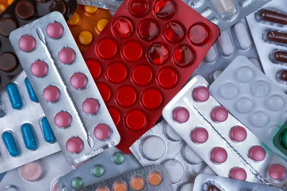 O descarte incorreto de medicamentos vencidos pode levar à contaminação da água e do solo. — Foto: Unsplash/Volodymyr Hryshchenko/Creative Commons