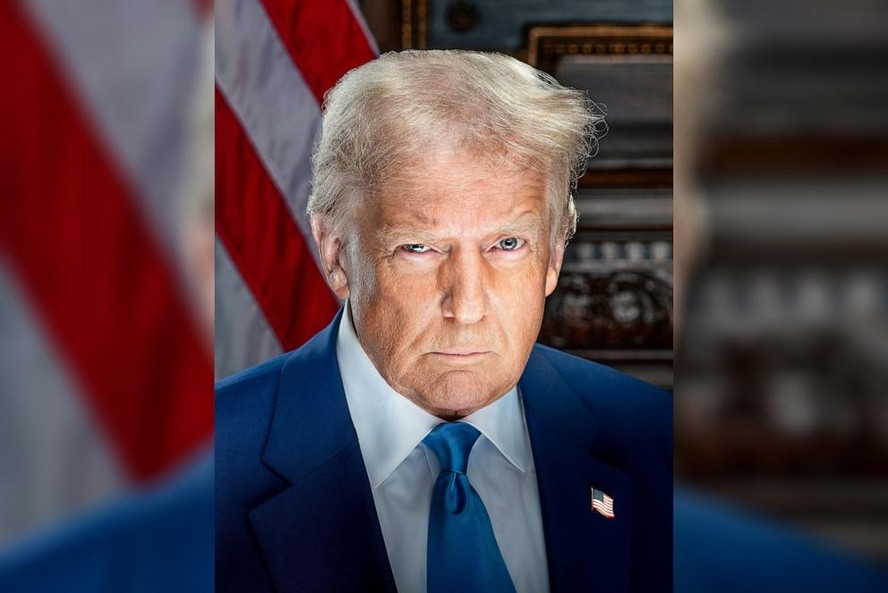 Em foto oficial para a presidência, Trump aparece com olhar desafiador e sobrancelha arqueada.