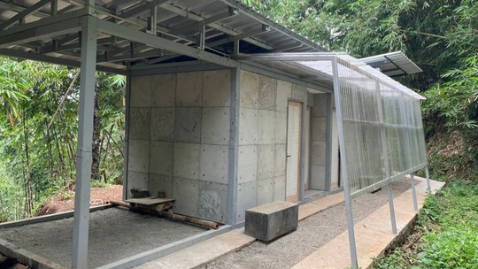 Casa na Indonésia usa fraldas recicladas e trituradas na construção 