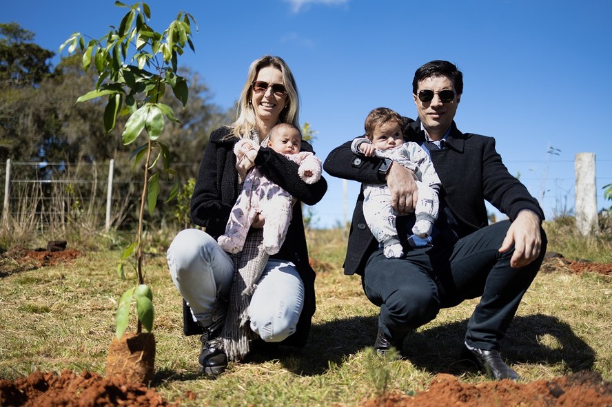 Tatiana, o marido Cleberton e os gêmeos Maria Antônia e Francisco: plantio de 20 mil árvores até 2027