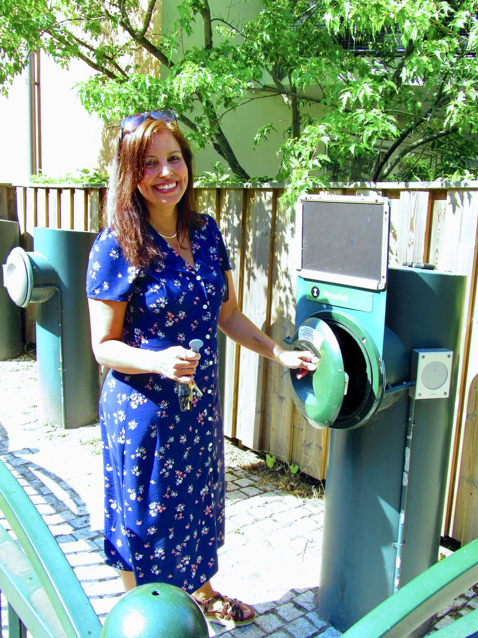 Paula Rigborg reciclando lixo: resíduos são corretamente separados para geração de energia. — Foto: Claudia Maximino