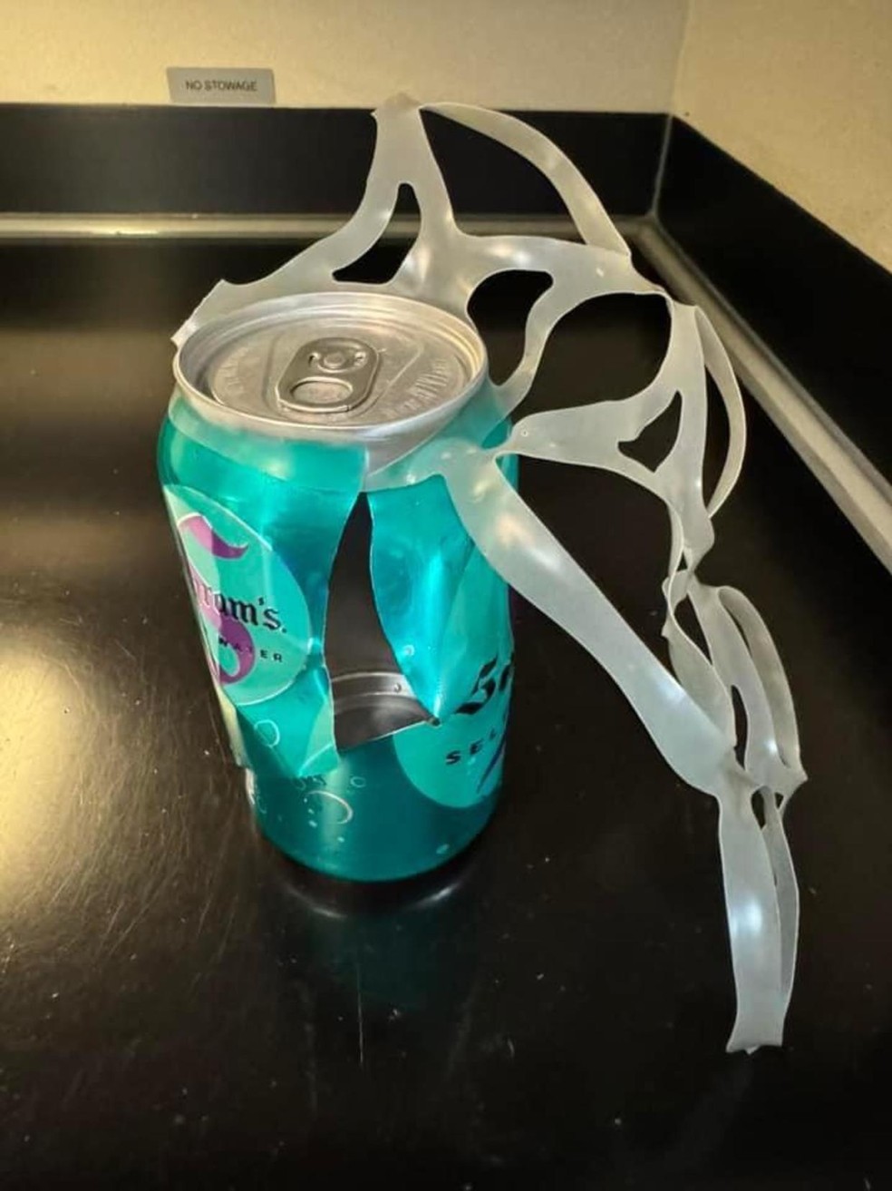 explosão de latas durante voo