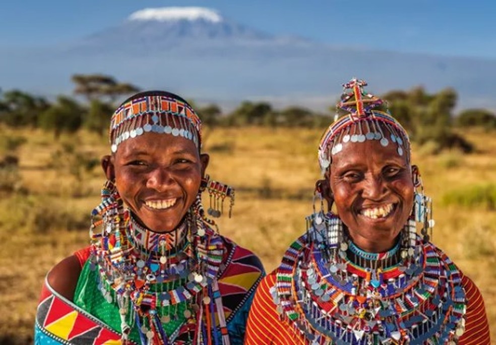 20 quilômetros é a distância média que mulheres samburus caminham todos os dias em busca de água  — Foto: Getty Images
