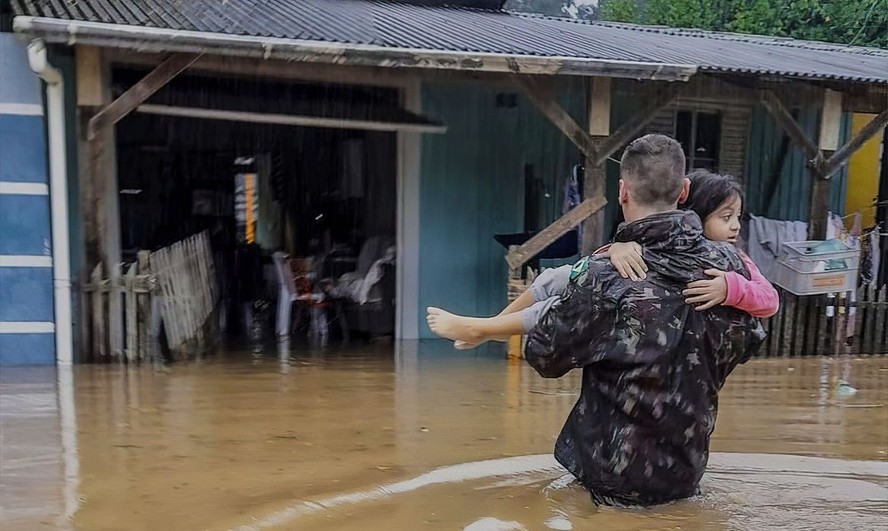 Criança é resgata de enchentes no Rio Grande do Sul.