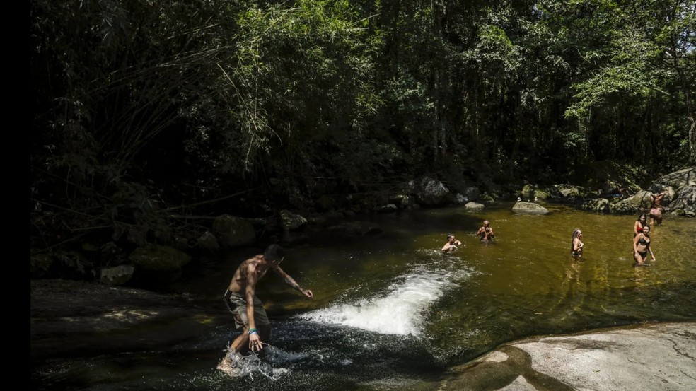 Banhista desliza sobre pedra na Cachoeira do Escorrega, no Sana. — Foto: Gabriel de Paiva / Agência O Globo