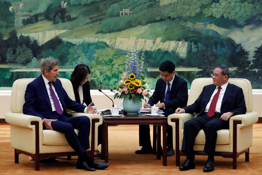 O enviado climático dos EUA, John Kerry, se encontra com o primeiro-ministro chinês Li Qiang no Grande Salão do Povo em 18 de julho de 2023 em Pequim, China.