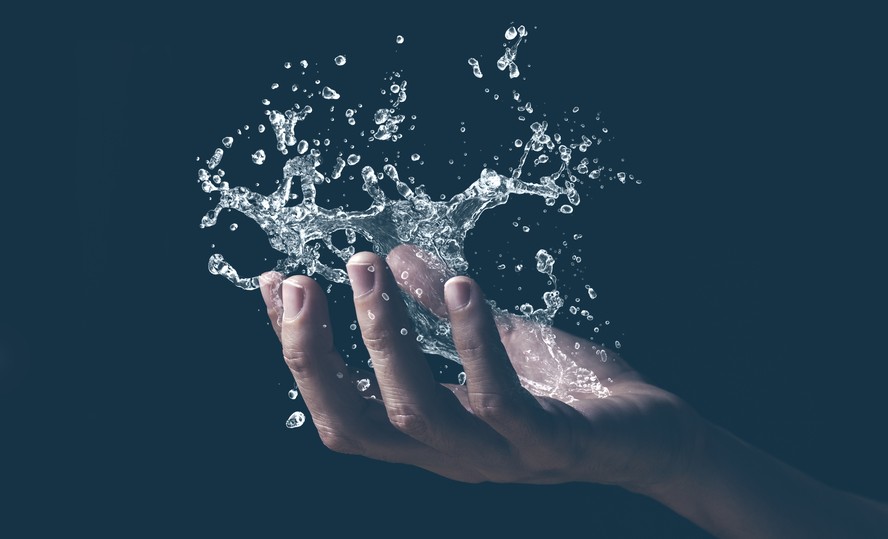 Imagem ilustrativa: água brotando da mão.