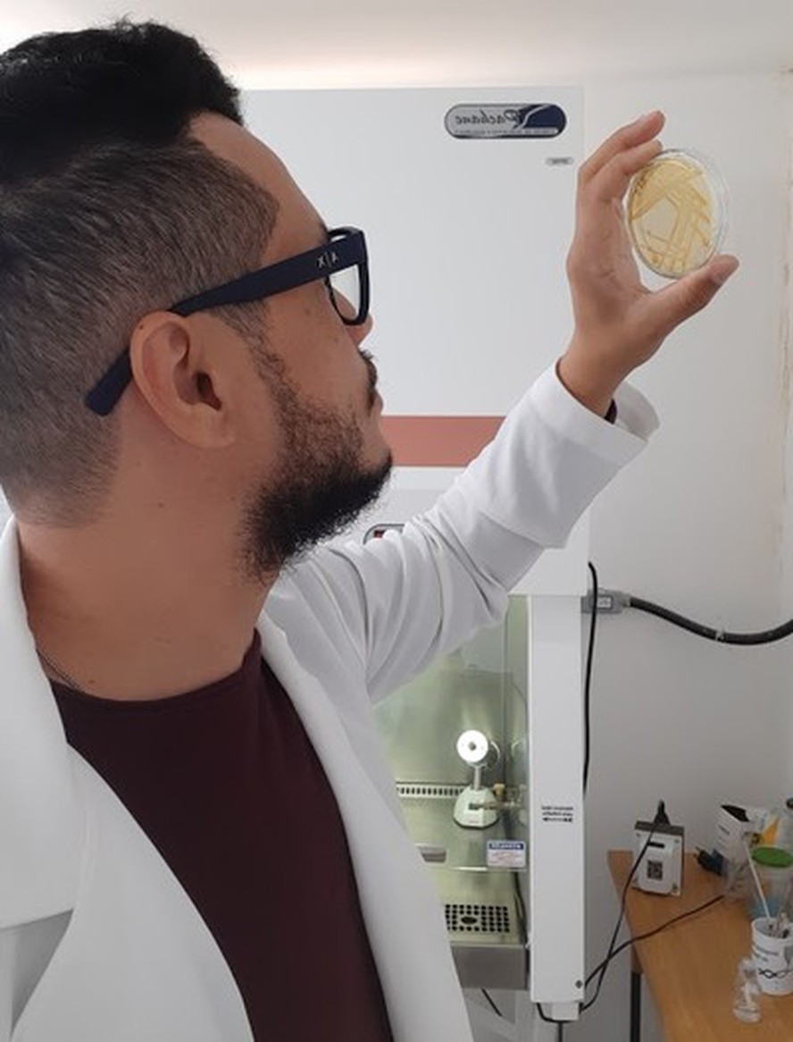 Pesquisador Adailson Feitoza trabalha com consórcio de bactérias da caatinga para combater a seca