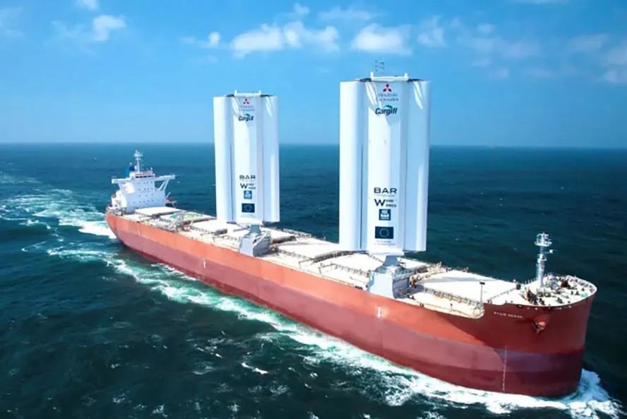 Navio cargueiro equipado com duas velas mecânicas que prometem reduzir emissão de carbono chega ao Brasil.