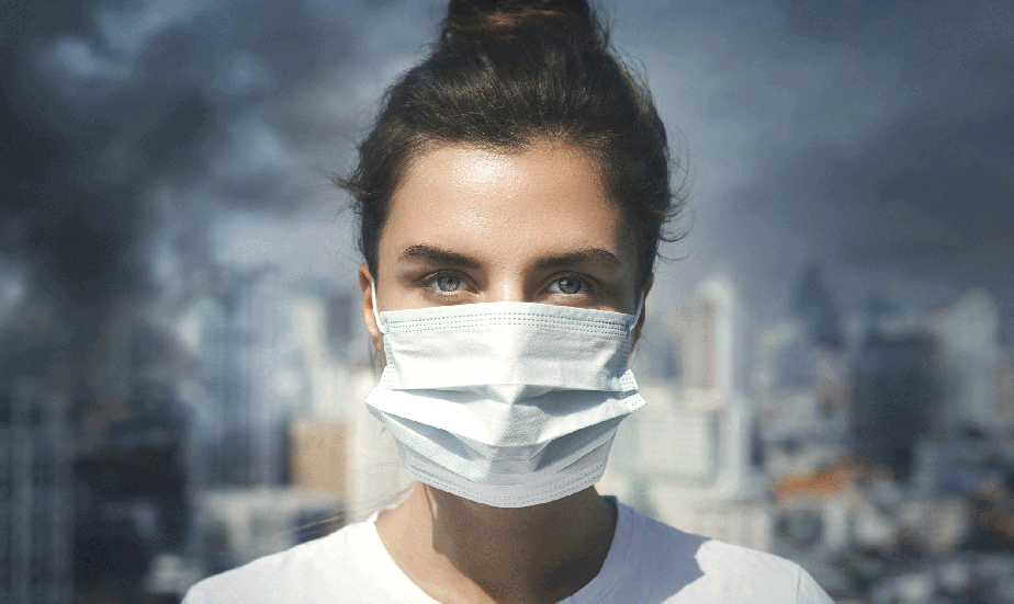 Poluição do ar; poluição atmosférica; mulher usando máscara