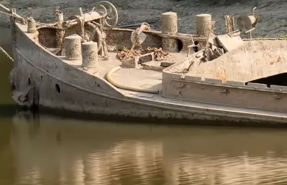 Navio de cerca de 50 metros de comprimento usado na Segunda Guerra Mundial ficou exposto após seca baixar o nível do rio Po, na Itália. — Foto: Reprodução