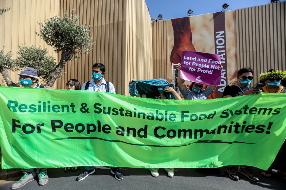 Em mais um dia de protestos, ativistas ambientais se reúnem em frente ao Centro Internacional de Convenções na COP27 — Foto: Getty Images