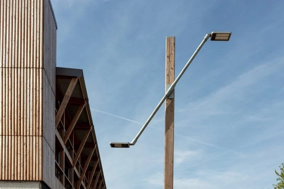 Os postes mais altos são feitos em aço galvanizado reaproveitado enquanto os mais baixos são compostos de madeira laminada — Foto: Divulgação/Studio 5.5