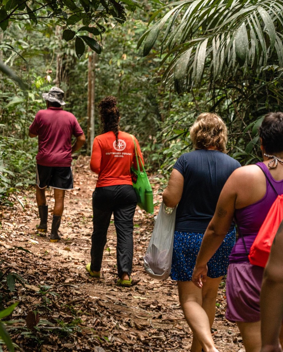 Viajantes vêm percebendo que podem realizar dois sonhos de uma só vez: fazer uma viagem de experiência, verdadeiramente autêntica, ao mesmo tempo que ajudam a manter a floresta em pé, contribuindo com os moradores e a conservação — Foto: Poranduba Amazônia / Divulgação