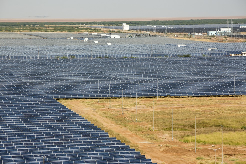 Estação de energia solar do Parque Solar de Gujarat, na Índia — Foto: Getty Images
