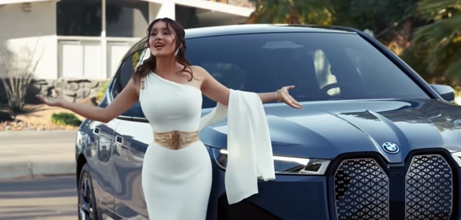 Salma Hayek no comercial do BMW iX, exibido durante o Super Bowl 2022