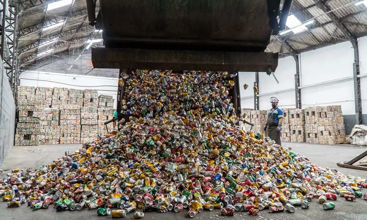 Capa fotográfica da fonte da Terra Adentro: A próxima revolução industrial será feita de materiais reciclados